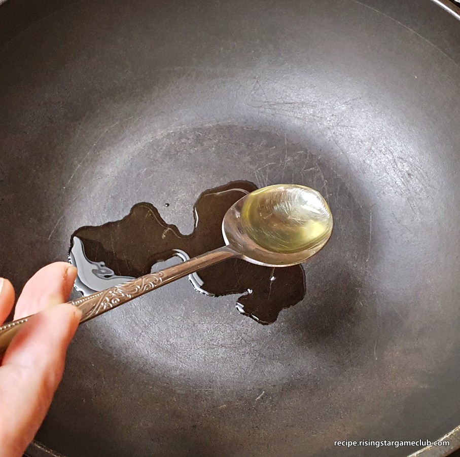 호박 볶음을 하기 위해 팬에 기름을 두르는 사진