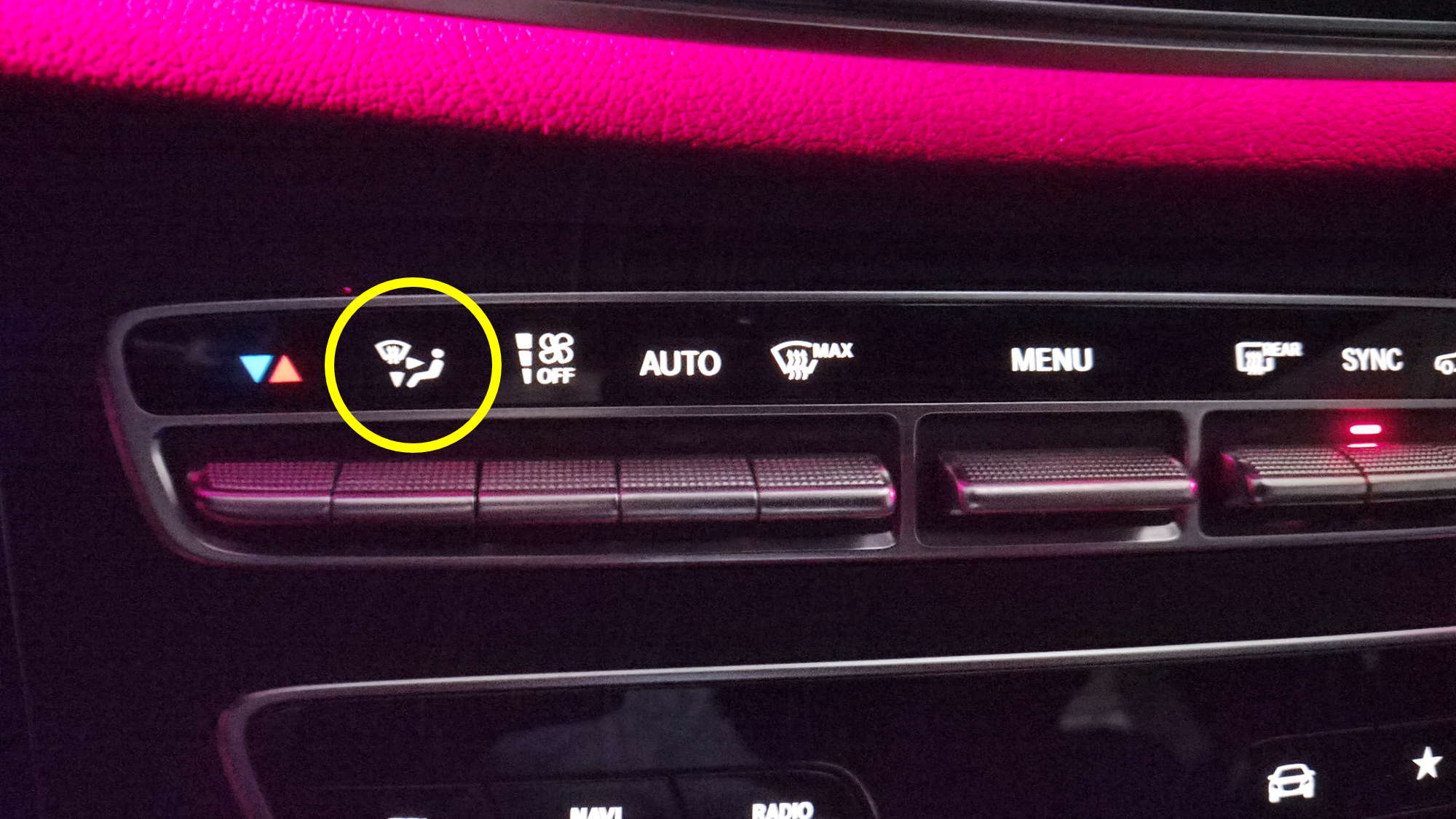 벤츠 E-Class 냉난방 패널의 송풍 방향 버튼 아이콘. 유리·상체·발 조합 선택이 가능한 풍향 설정 위치 표시.