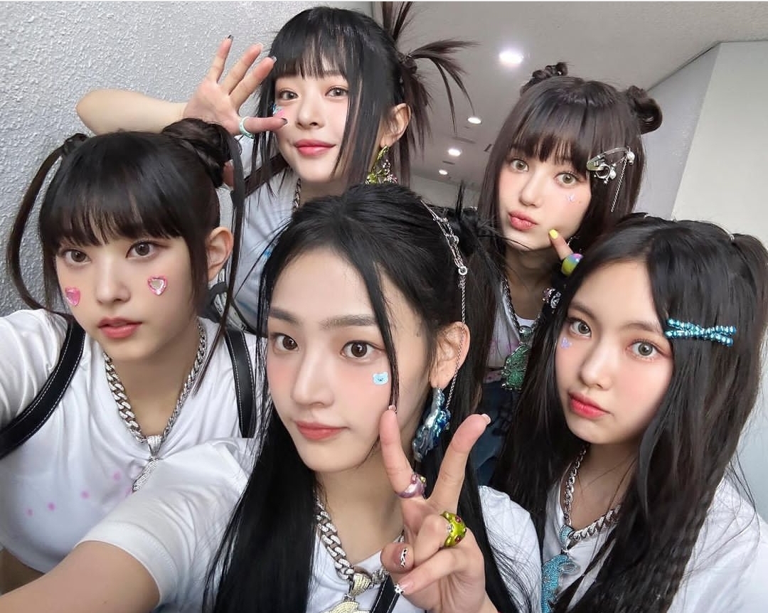 뉴진스의 멤버들이 함께 사진을 찍었다