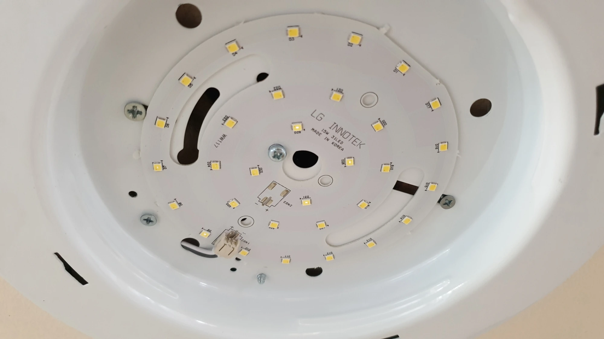 전등 고정 볼트 위치