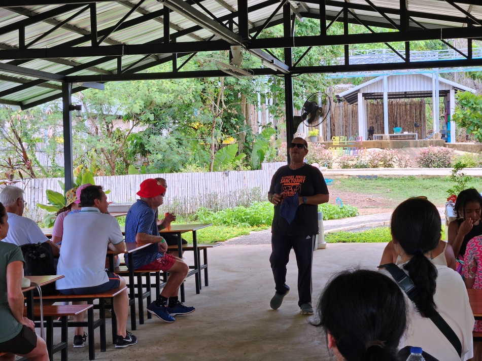 푸켓 가볼만한곳, 엘리펀트 정글 생츄어리 코끼리 샤워시키기 밥주기 후기