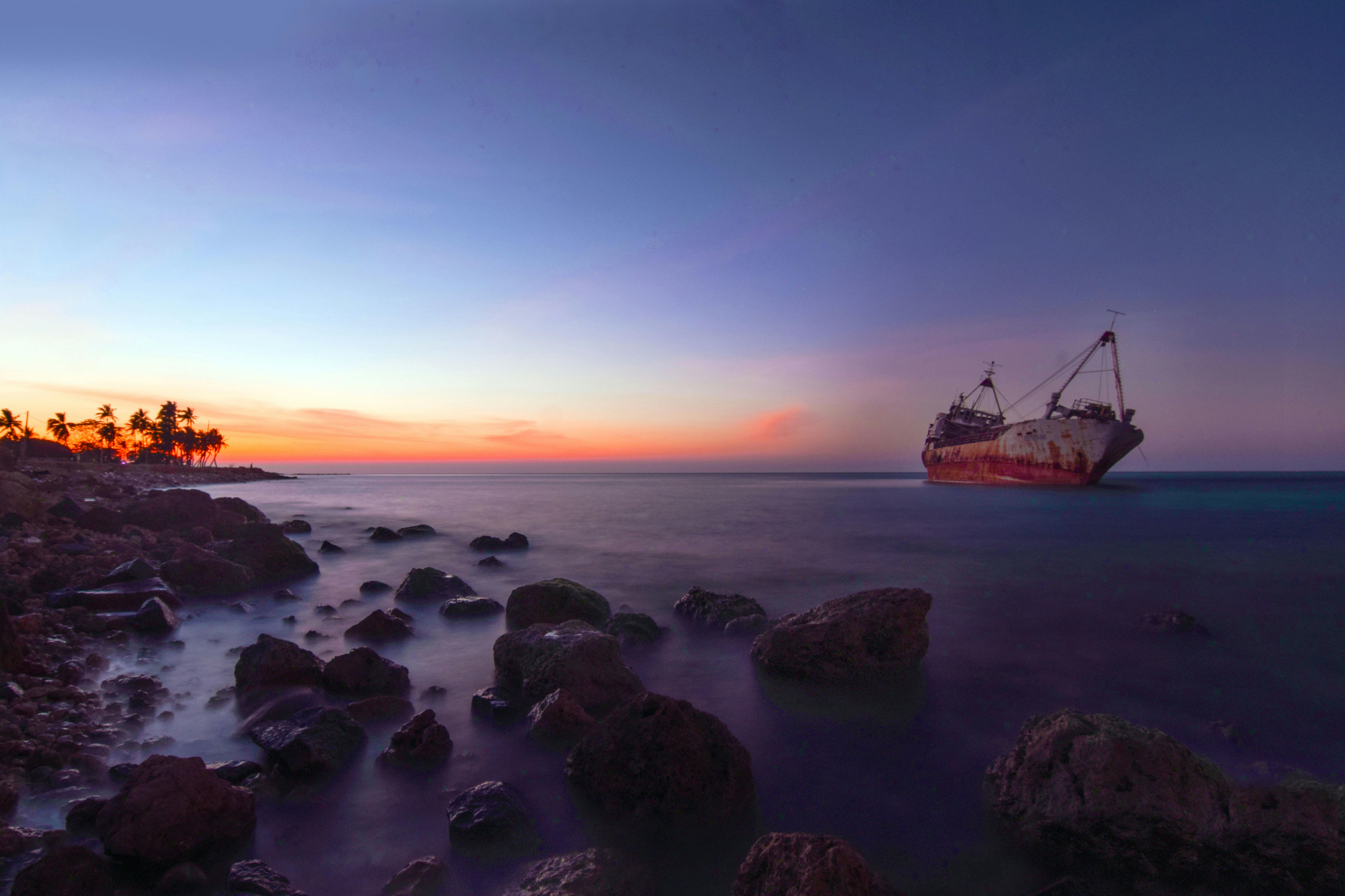 석양이 지는 바다의 난파선