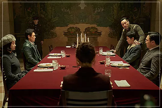 영화-유령-5명의-용의자-앞에-선-다카하라-백호의-어깨에-손을-올려-놓는다