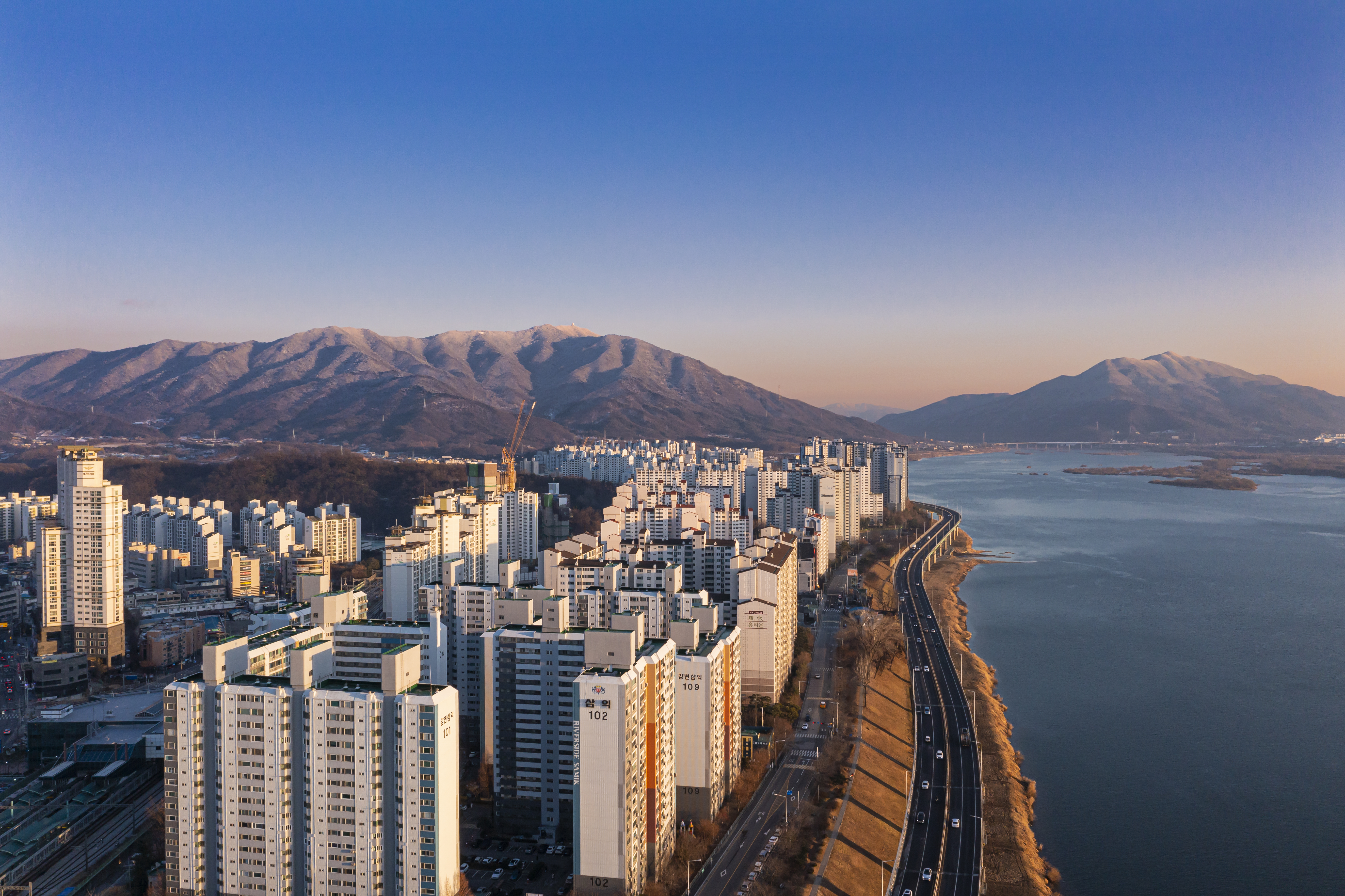 수질오염총량제는 환경 보전과 생태계 유지에 매우 중요한 역할을 합니다. 오염원으로 인한 수질 오염은 환경에 문제를 일으킬 뿐만 아니라 인간의 건강에도 직간접적인 영향을 미칩니다.