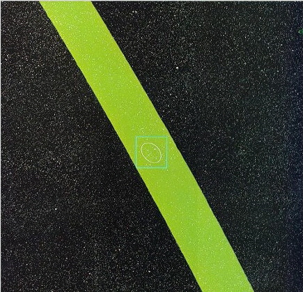 지상 10,000,000킬로미터 상공에서 바라본 우주 공간. 수많은 별들로 가득한 어두운 배경 위에 밝은 녹색의 대각선 띠가 화면을 가로지르며, 이는 지구의 공전 궤도를 나타낸다. 중앙에는 타원형 궤도선이 작게 표시되어 있으며, 그 안의 점은 이제 눈에 띄지 않을 정도로 작아진 지구이다. 이 시점에서는 태양계 내에서의 위치와 운동이 부각되며, 인간의 존재는 감지조차 어려운 미세함으로 축소된다.