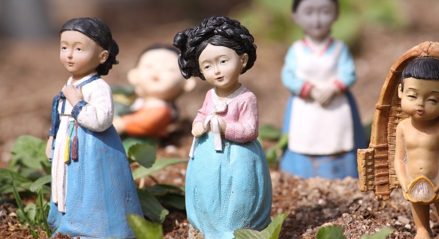 한복입은 조각상