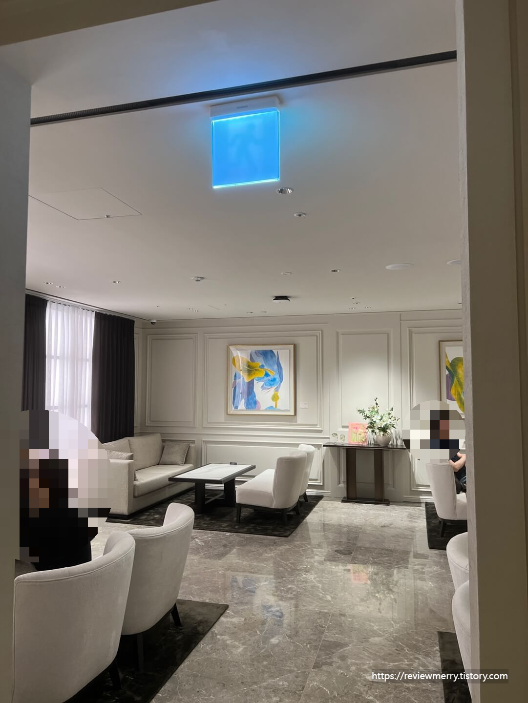 전시관 느낌의 좌석