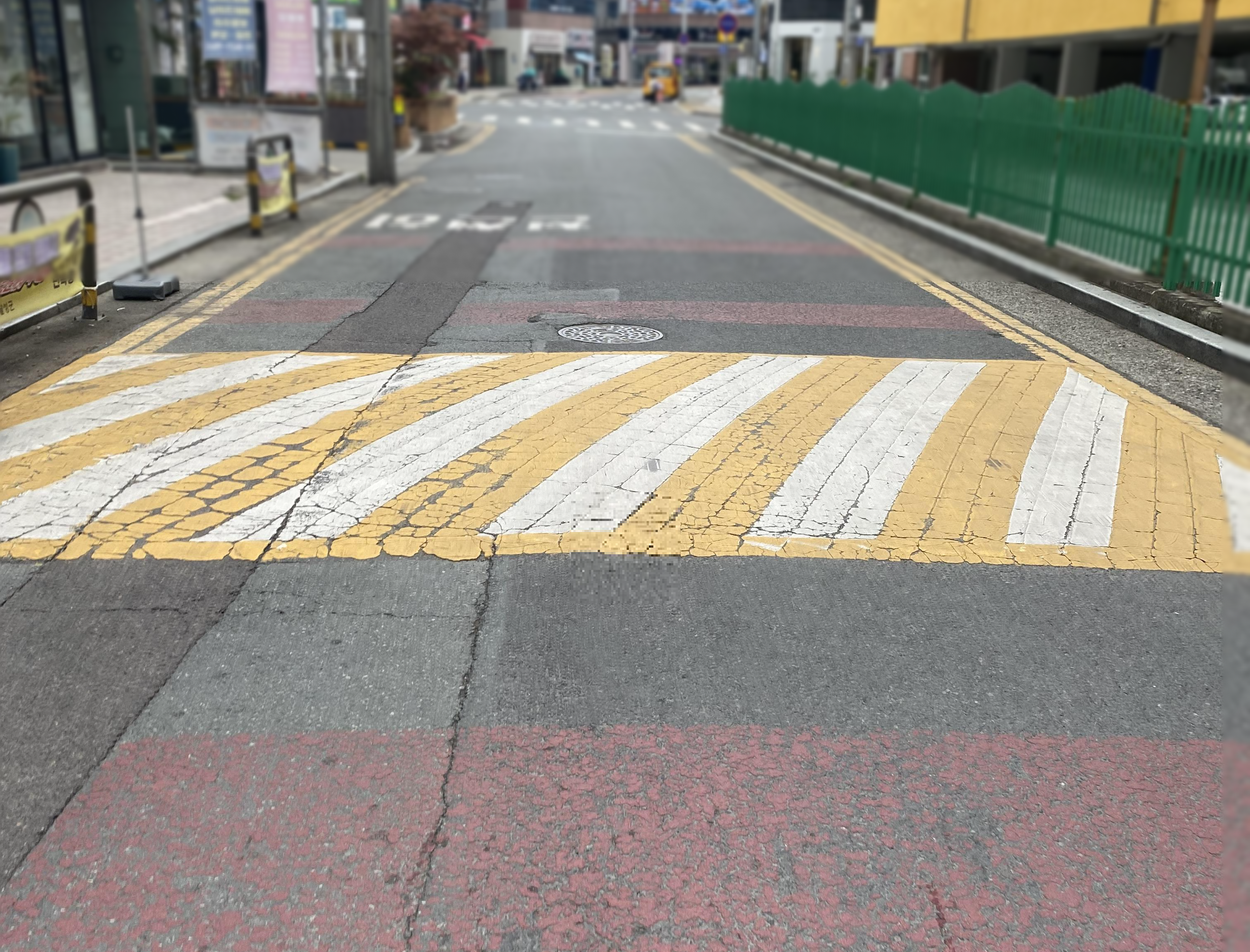 과속방지턱과 미끄럼 방지 포장