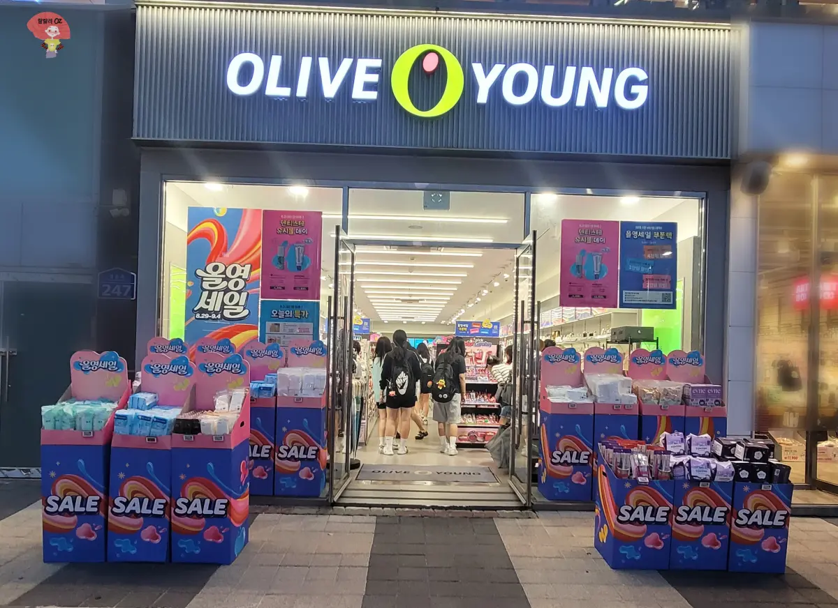 경기도-구리시-올리브영-매장-외관-이미지-세일을-알리는-많은-전단지와-매장-안팎에-진열된-상품들-그리고-많은-사람들