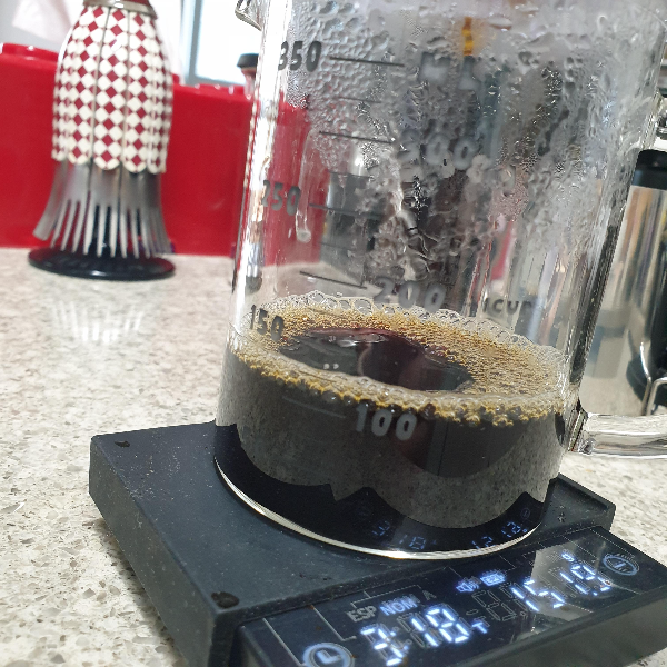 메리타 드리퍼로 온도계 및 저울 없이 아이스 커피 추출하기 with 다이소 드립포트_눈금이 120ml를 가르킬 때까지 진행