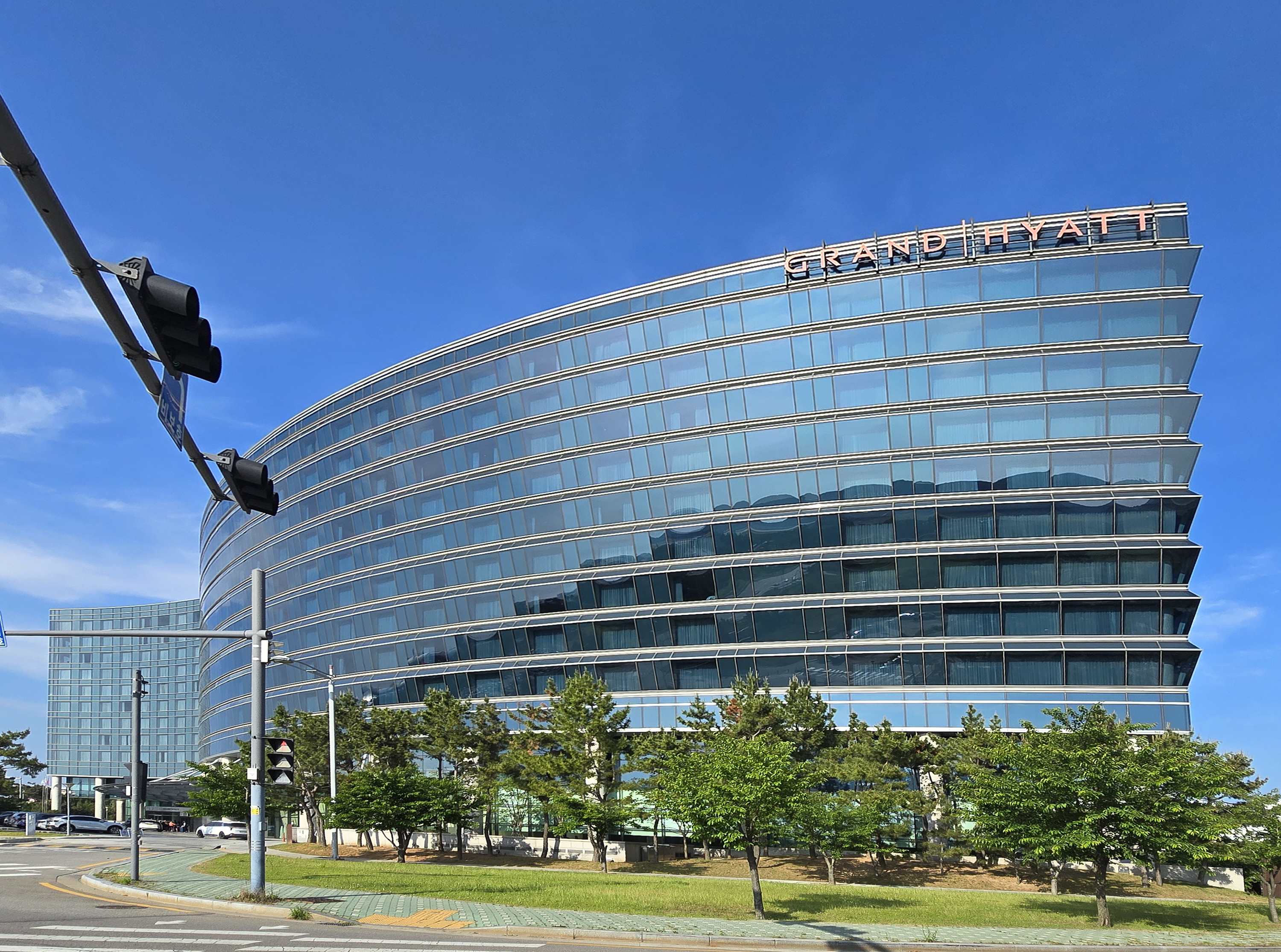 그랜드 하얏트 인천 외관 전경, 유리 커튼월로 감싸인 곡선형 건물 모습