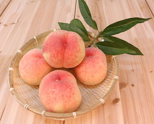 바구니에 담긴 복숭아