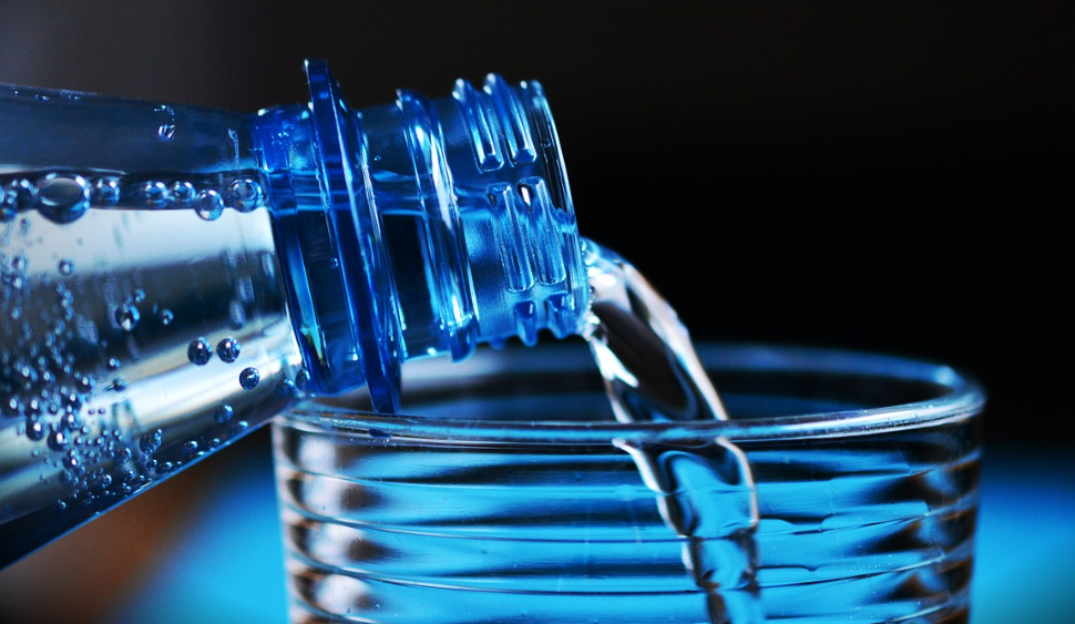 밥 먹을 때-물을 마시는 것이 좋을까? 식사 중 물 섭취-신진대사-소화-수분보충-변비해소