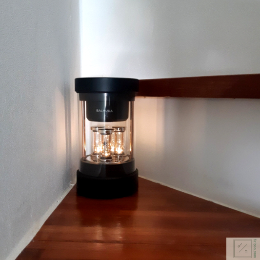 발뮤다 스피커의 불빛이 은은하게 비춰지고 있습니다