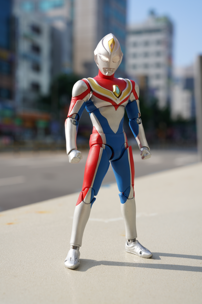 울트라맨-피규어를-대낮에-소니-7RM4-오토모드로-촬영한-사진