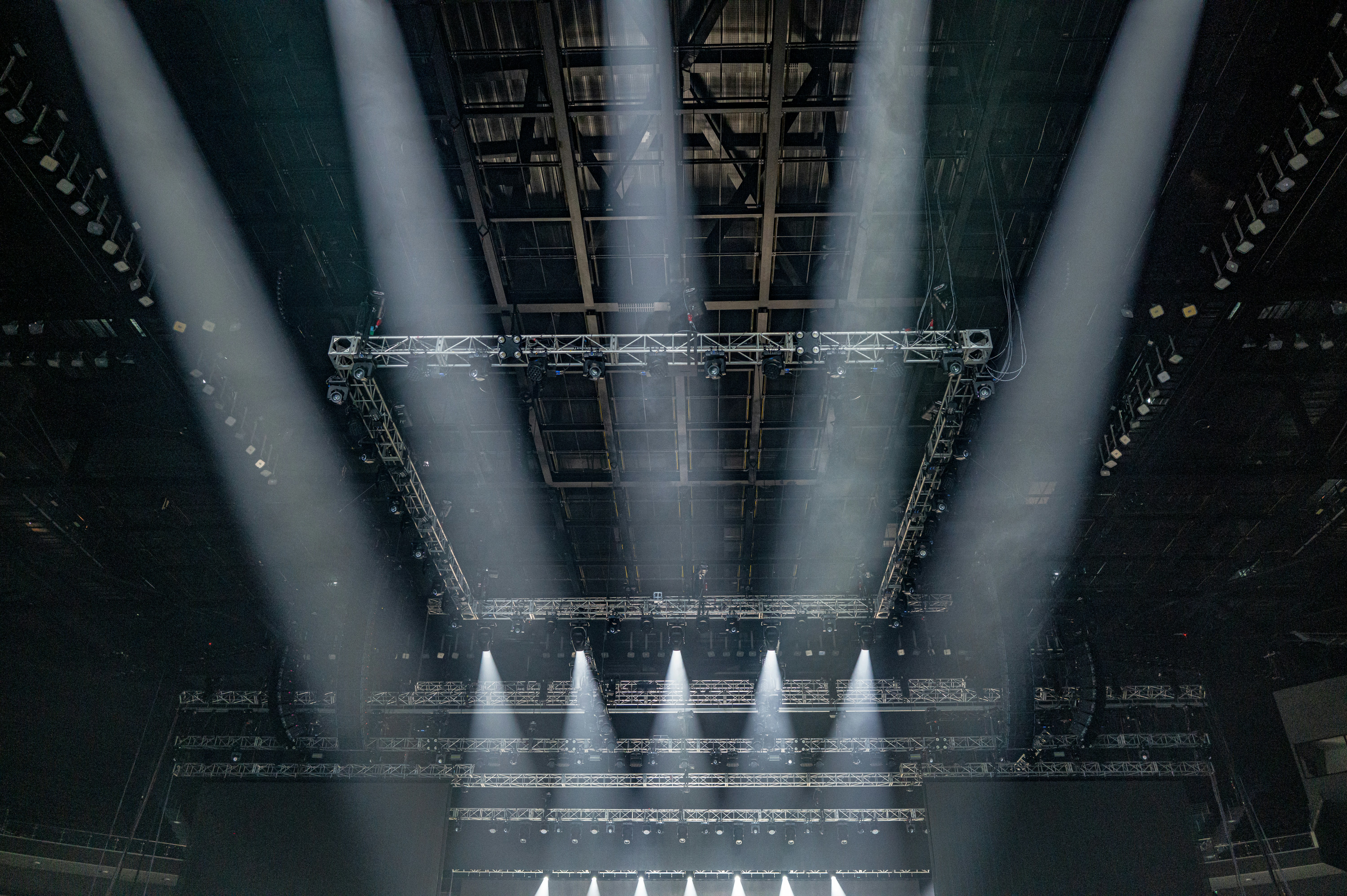 Korean trot competition stage female silhouettes spotlight vibrant lights 관련 사진