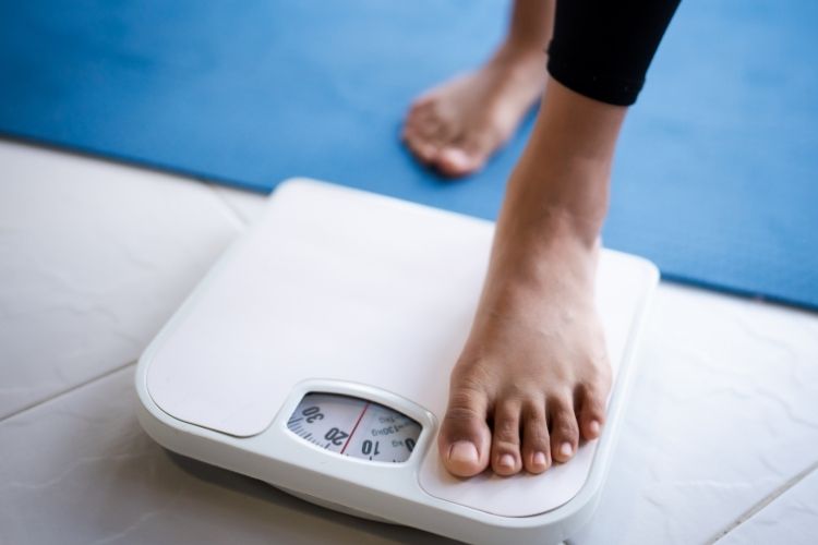 체중을 재는 모습