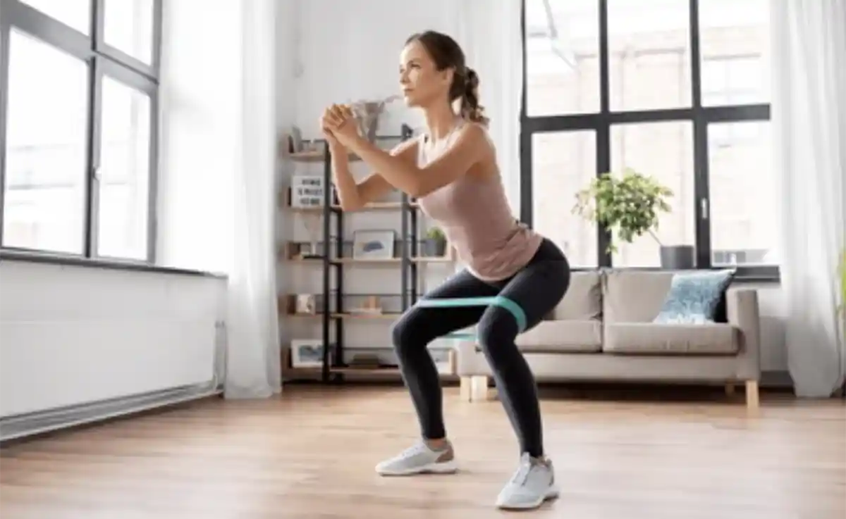 스쿼트-고무밴드-여자-집