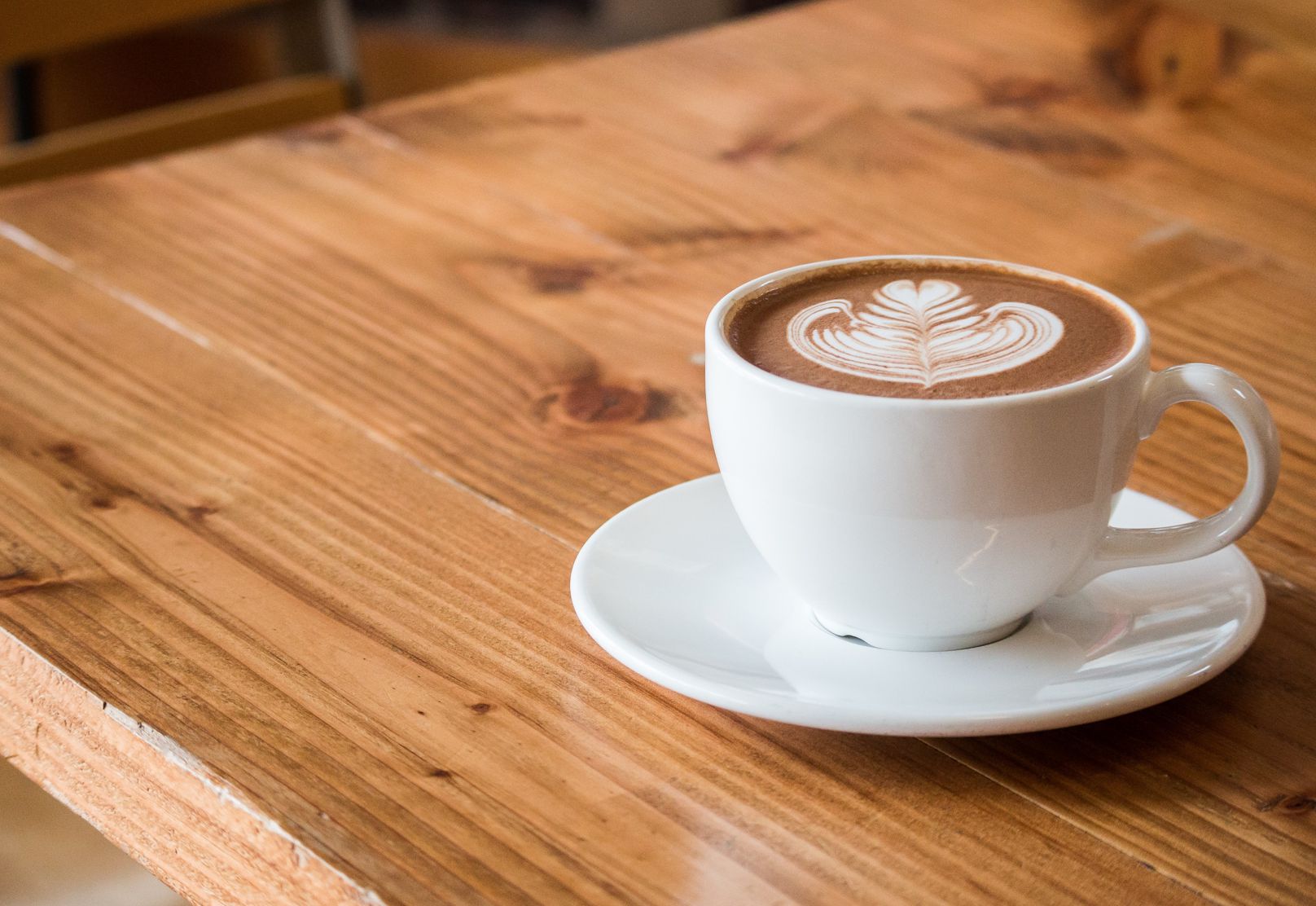 테이블 위에 놓인 커피 한잔 사진