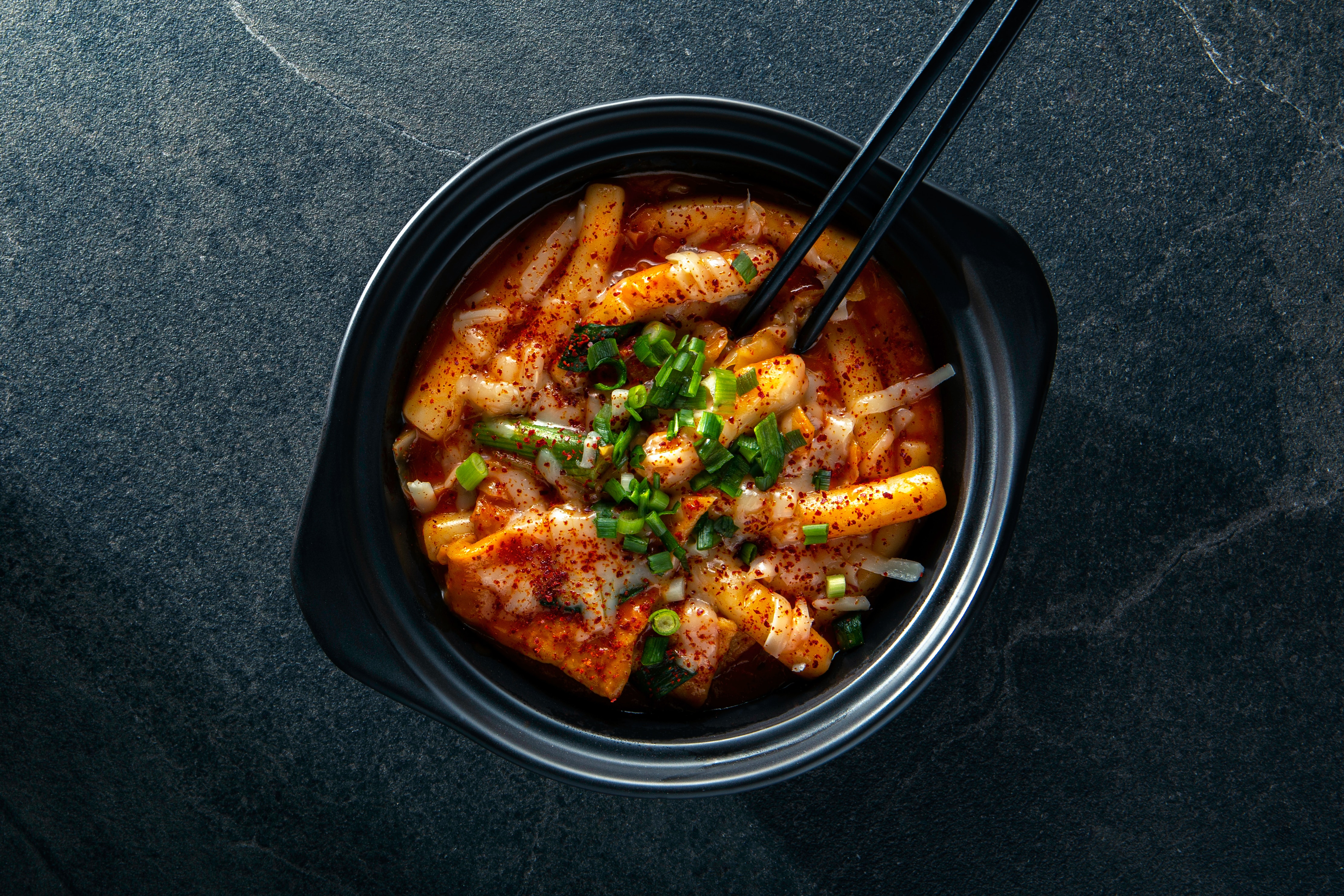 검은 냄비에 떡과 오뎅, 파 등을 넣고 끓여서 만든 떡볶이 사진 - 소양인(少陽人)에게 맞는 음식