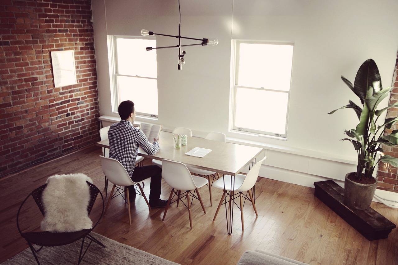 책이 펼쳐진 창가 풍 관련 사진