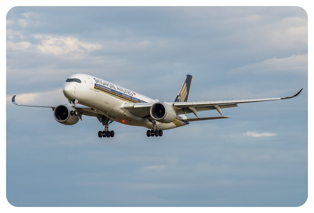 싱가포르항공 Airbus A350-900 여객기가 비행하고 있는 모습을 찍은 사진
