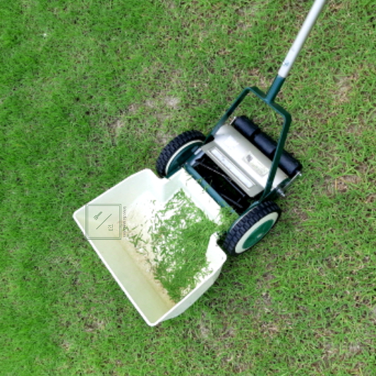 잔디 깎기 바구니에 잔디가 담겨 있습니다.