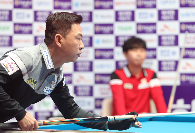 하이원리조트 PBA 챔피언십 4강 마민캄 당구선수가 김현우 선수와 경기를 하는 모습