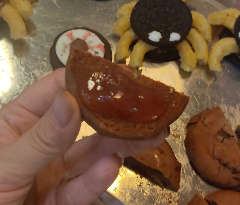 초코칩을 반으로 잘라 잼을 발라주는 사진