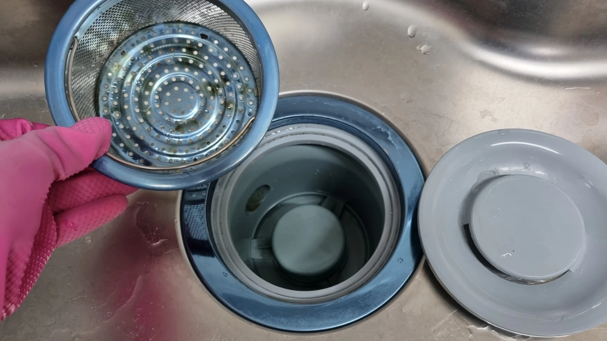 싱크대 배수구 구성품 끼우는 모습