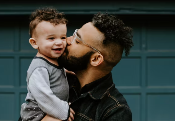 방계혈족인-삼촌이-아이를-안고-있다