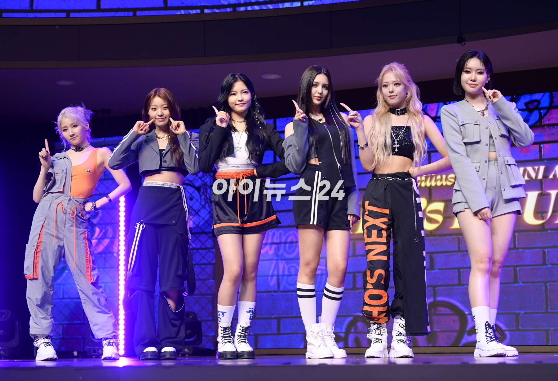 그룹 라필루스가 21일 오후 서울 강서구 스카이아트홀에서 진행된 라필루스(Lapillus) 두 번째 미니앨범 '걸스 라운드 파트 2'(GIRL's ROUND Part. 2) 발매 기념 쇼케이스에 참석하고 있다. [사진=정소희 기자]