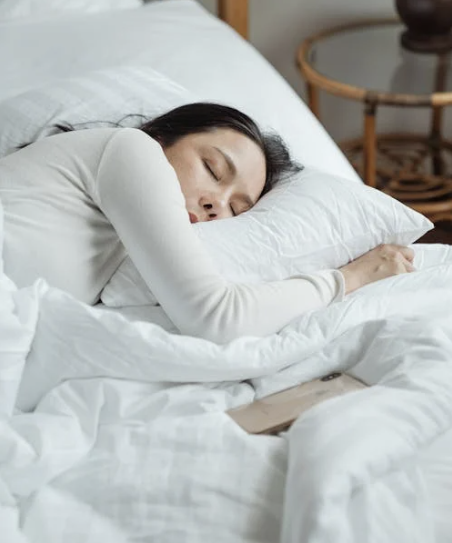 수면을 취하는 중년 여성의 모습