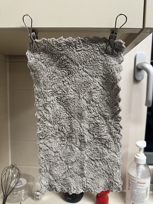 널어서 말리고 있는 행주