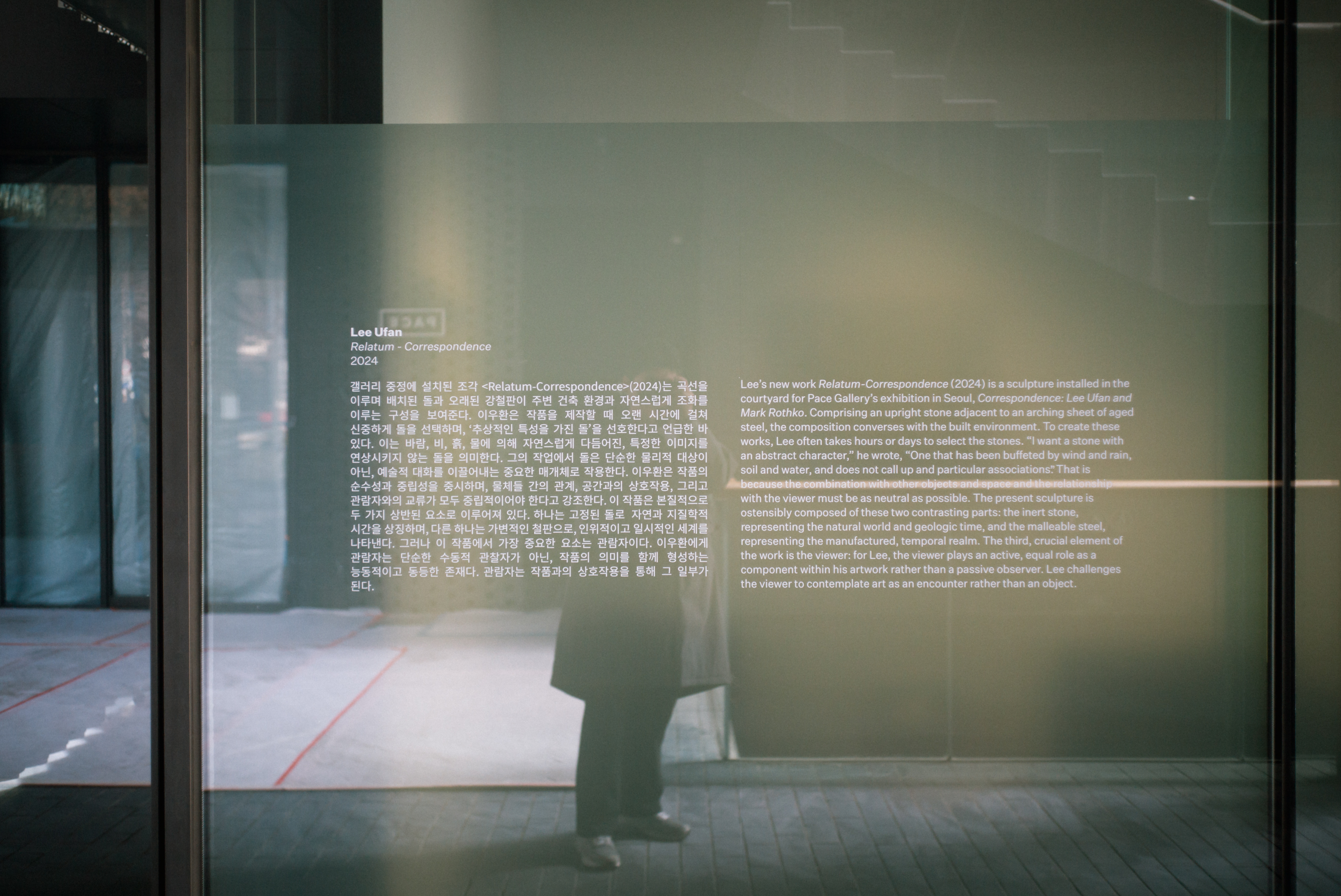 야외에서 어두운 전시장을 찍은 사진. 암부를 중심으로 노이즈가 균일하게 깔려있다.