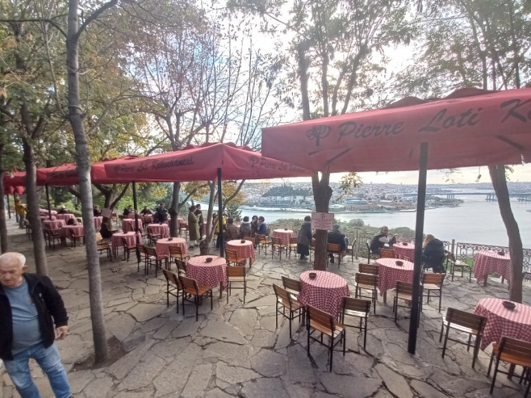 피에르로티 언덕 위의 카페