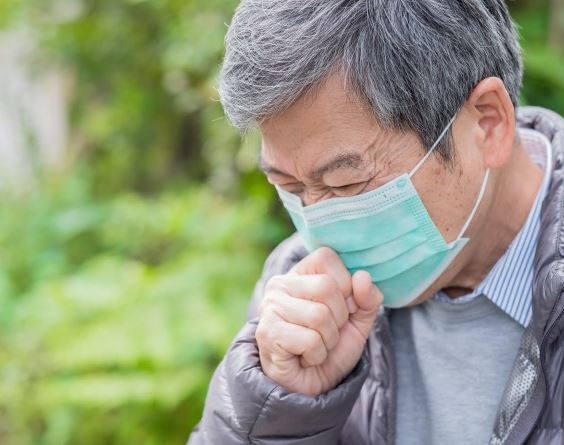 기침하는-노년층
