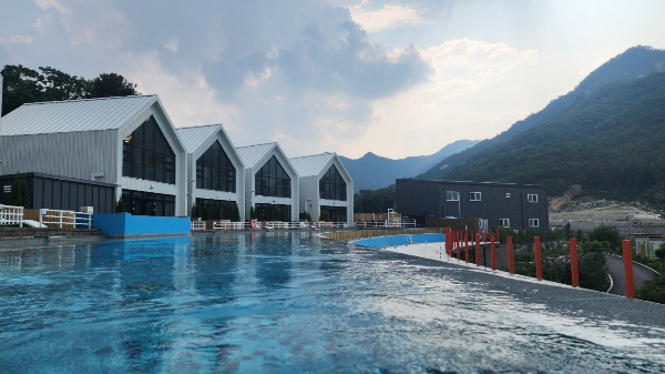 인티니티풀에서-바라본-숙소모습