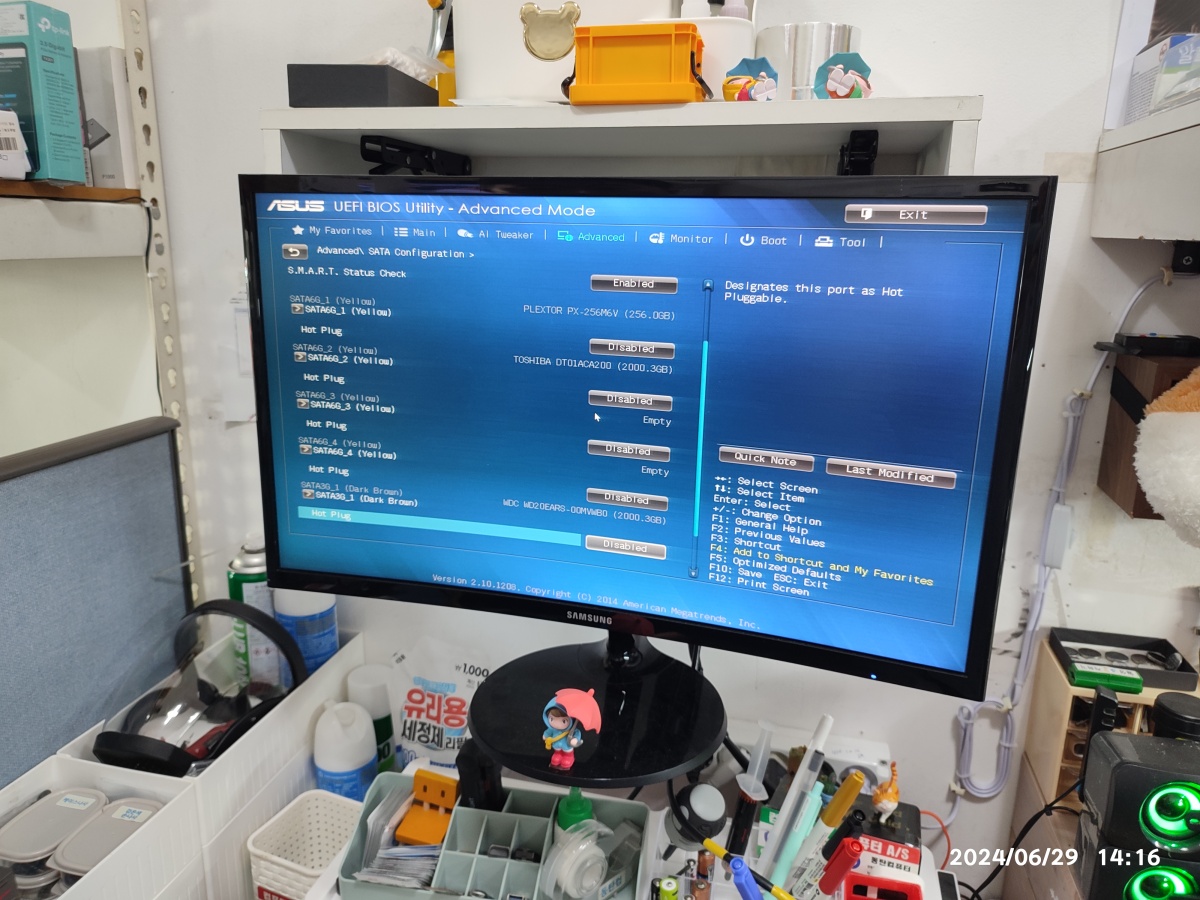 SATA 장치가 정상적으로 인식되는 걸 확인하고 있습니다.