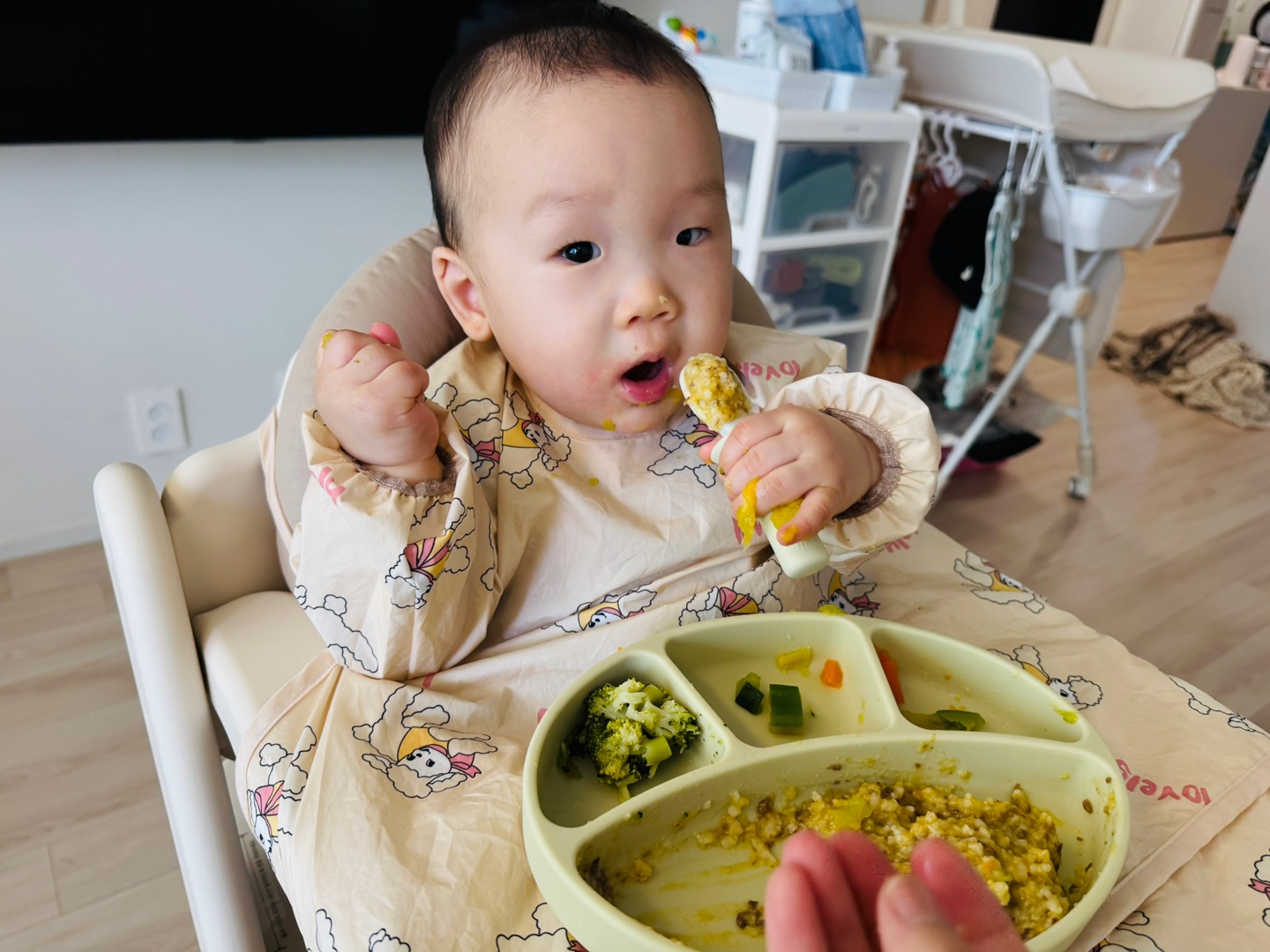 이제는 도구를 사용해서 먹을 줄 아는 찬솔이의 모습