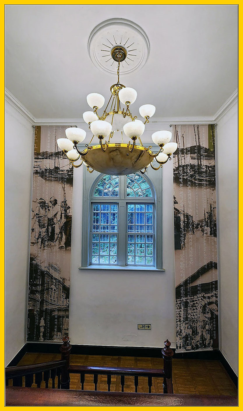 이층에서 내려다본 계단과 창문의 모습