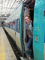 기차-타는-꿈-기차-입구에서-승무원이-밖을-웃으면서-쳐다봄