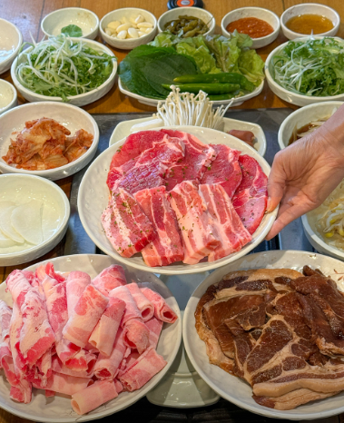 돼지고기 구이와 야채한상