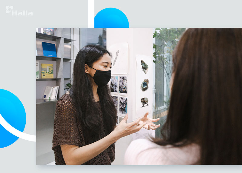 관객에게 작품에 대한 설명을 해주고 있는 장한나 작가