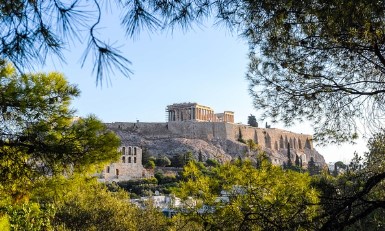 밭 일을 하고 있는 고대의 사람