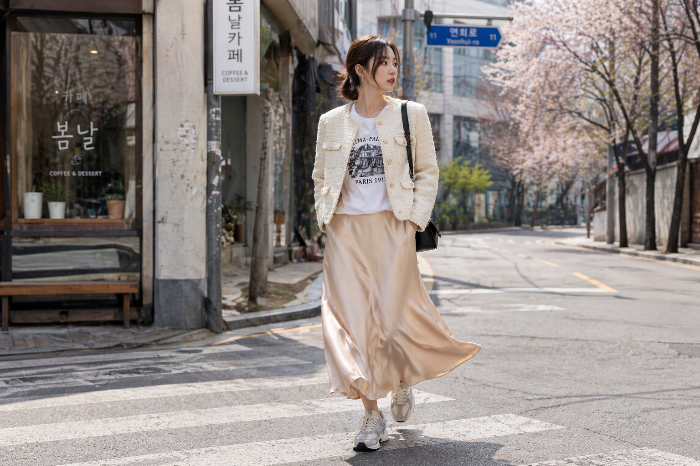 트위드 재킷과 프린트 티셔츠, 새틴 스커트와 러닝화를 함께 매치한 패러독스 드레싱 스타일