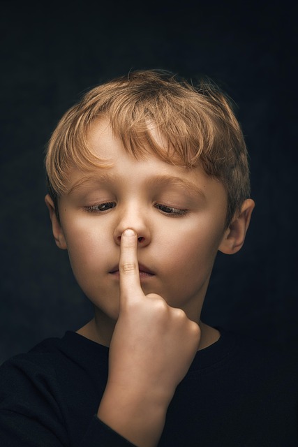 사시를 가진 남자 아이 사진.