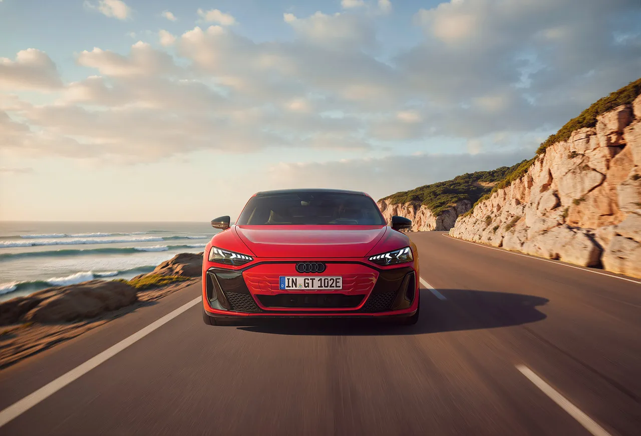 아우디 e-트론 GT 이미지