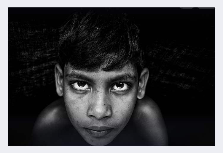 청소년 정서치유 미술치료 (불안, 자아, 대인관계), 소년이 불안한 모습으로 쳐다보고 있는 사진