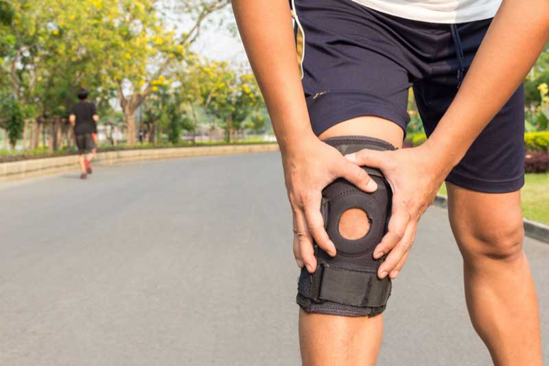 무릎보호대 착용 이미지